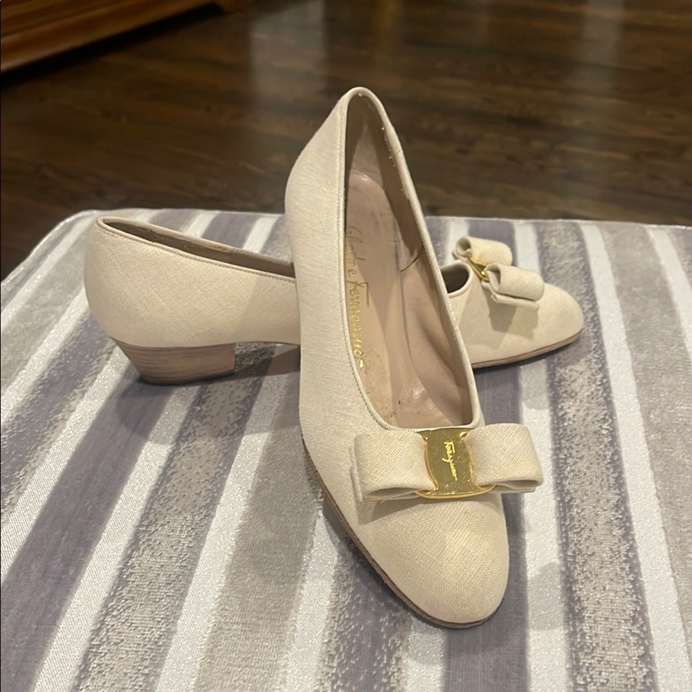 Salvadore Ferragamo Elegant Vara Cream Canvas Bow Pumps SZ 7B